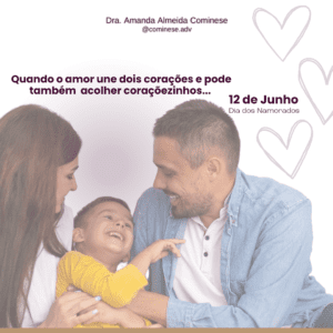 mulher e homem segurando nos braços uma criança.